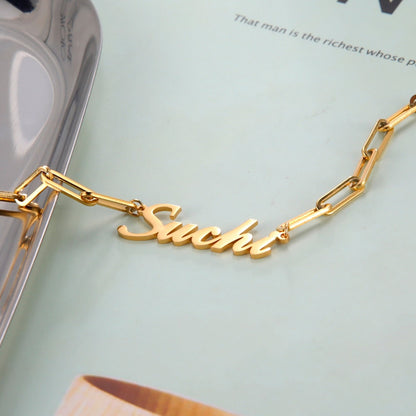 Chain links name bracelet in gold with customizable inscription.