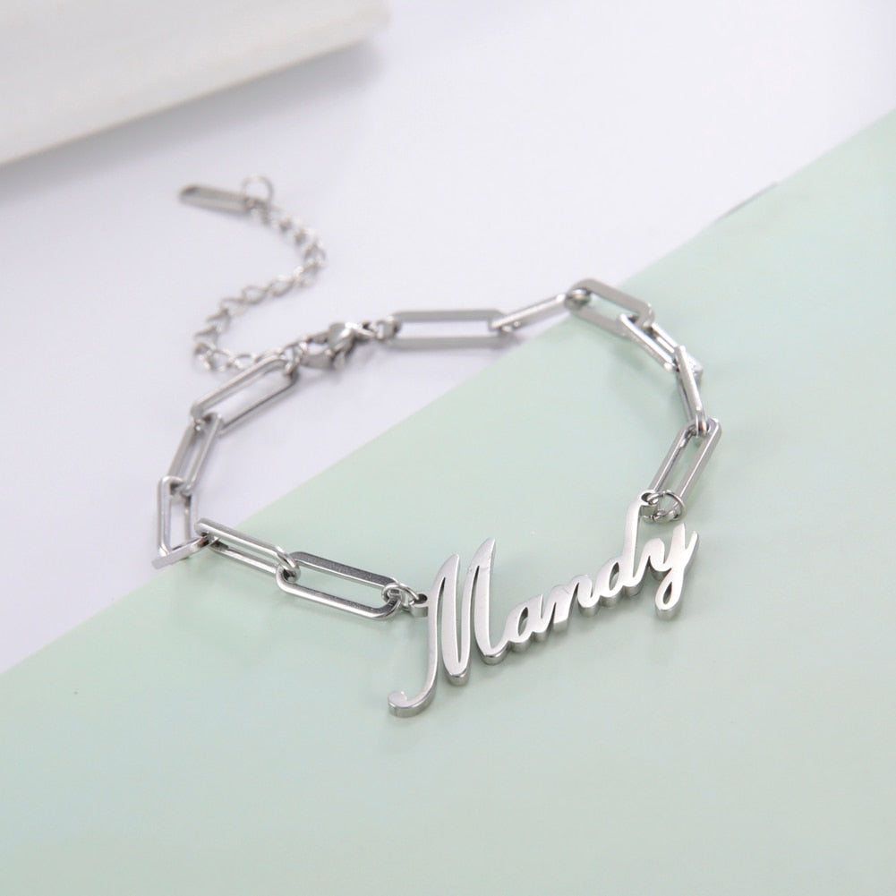 Chain Links Name Bracelet in silver with personalized inscription, stylish accessory.