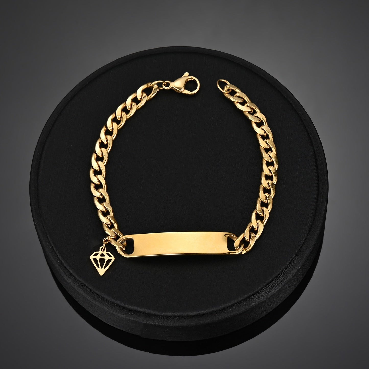 Engraved nameplate bracelet with Cuban chain and pendant in gold.