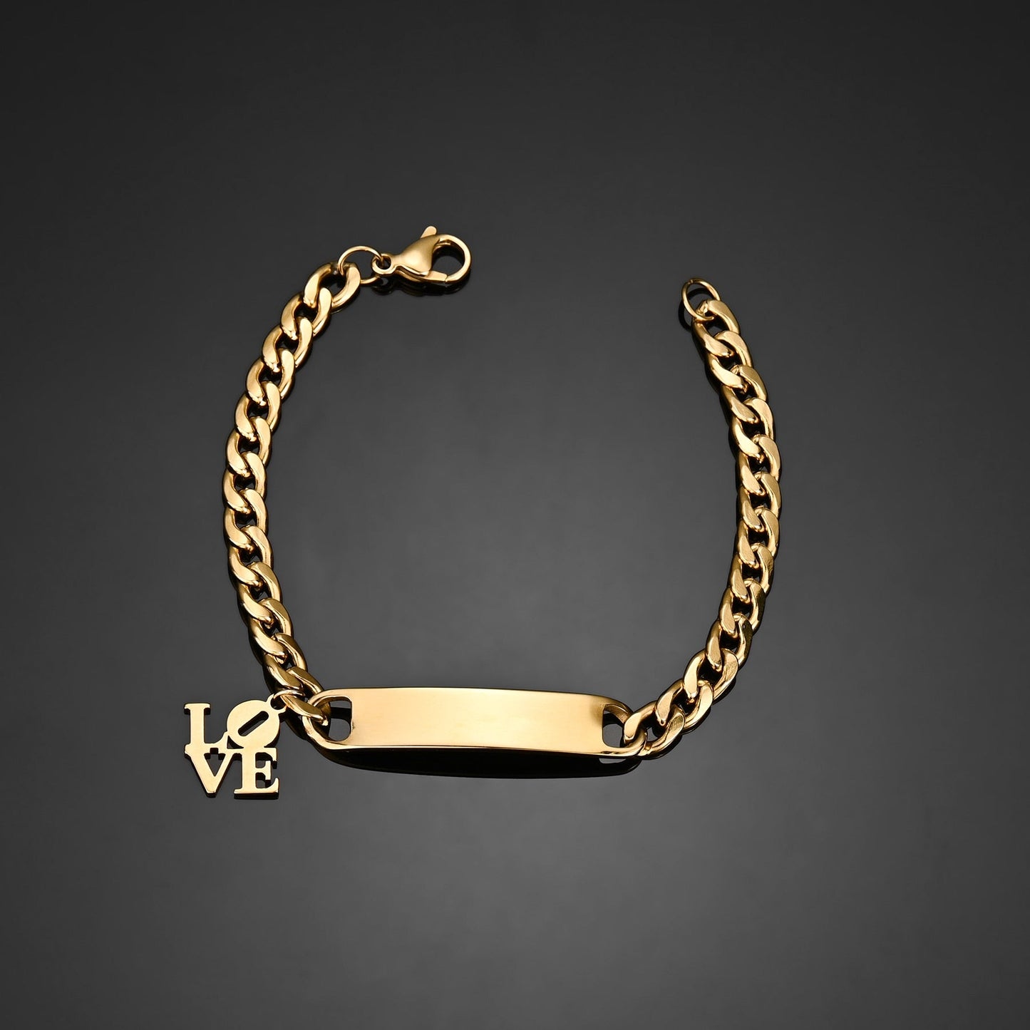 Engraved nameplate bracelet with Cuban chain and pendant in gold.